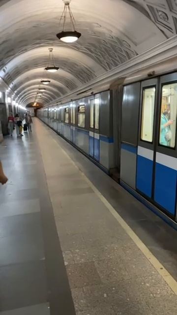 Метропоезд 81-740.4/741.4 Русич отправляется со ст. Курская (3)