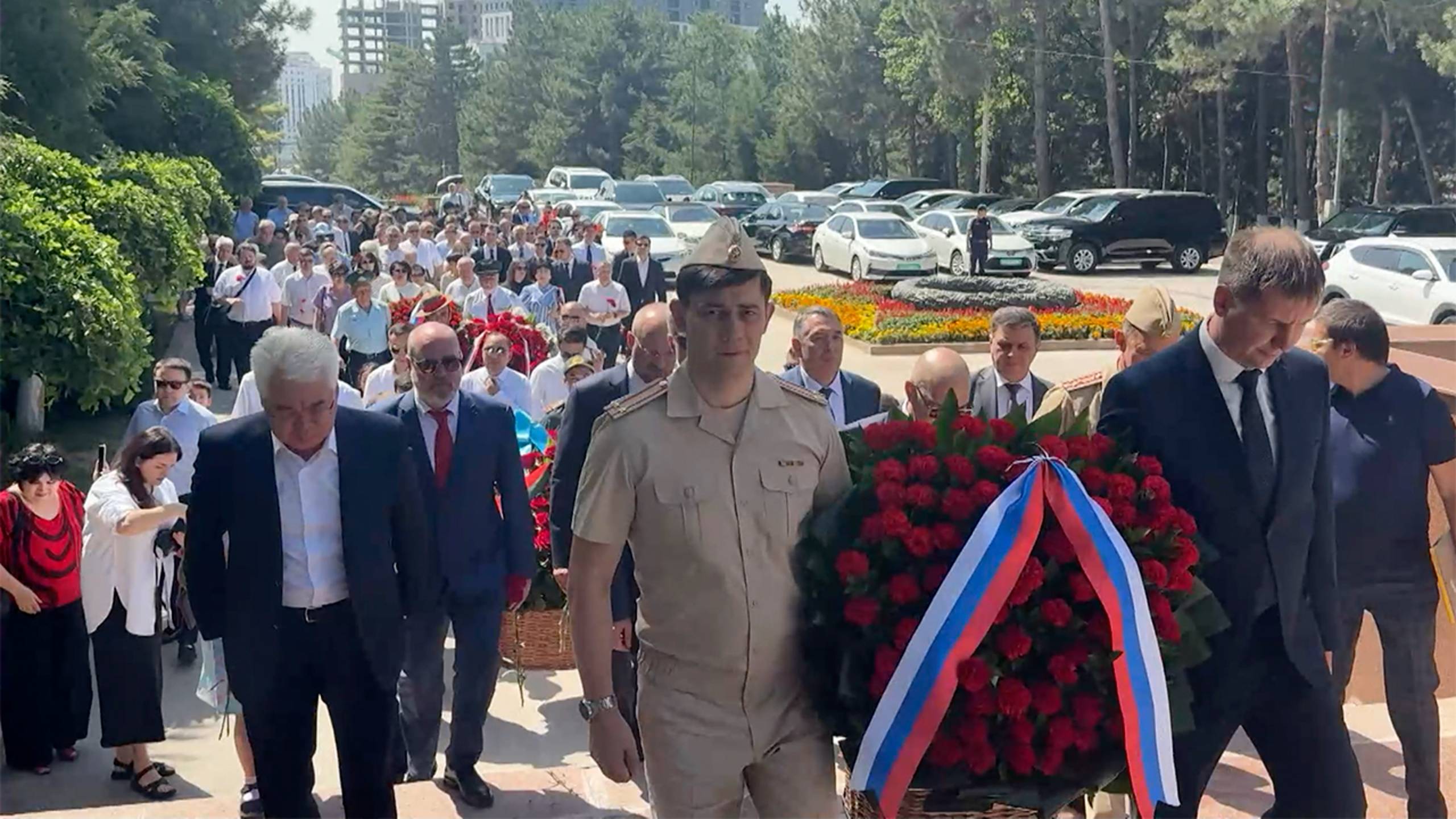 В Ташкенте возложили цветы к Вечному огню в годовщину начала Великой Отечественной войны
