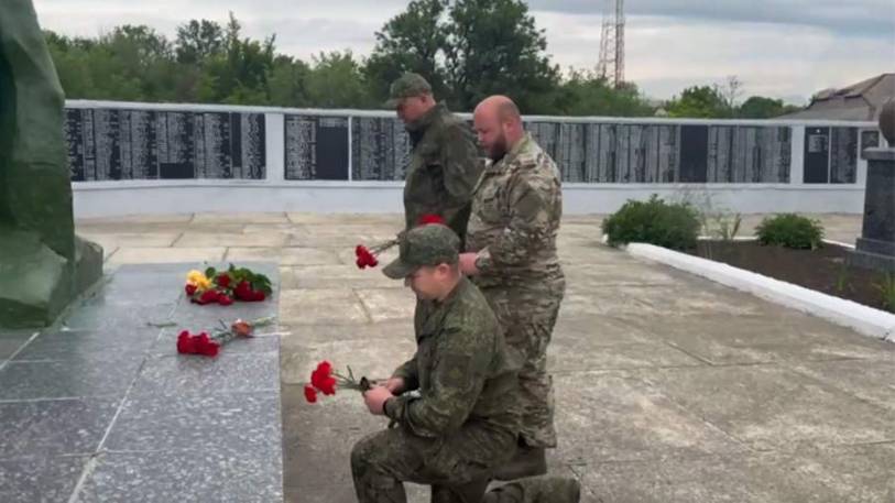 Российские военные в День памяти и скорби возложили в ДНР цветы к памятникам ВОВ
