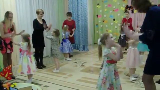 "Танец девочек с мамами"