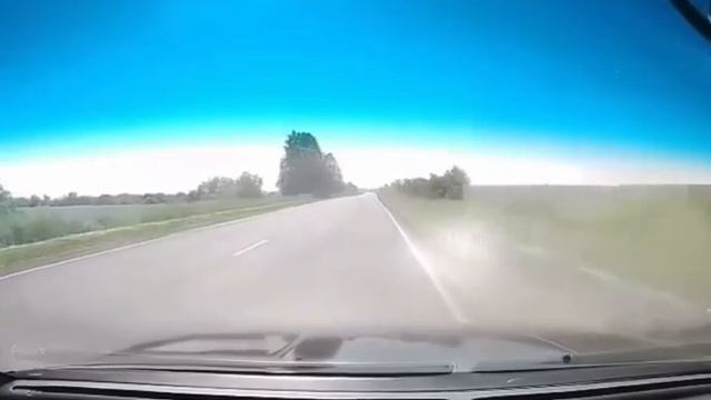 На Алтае байкер поприветствовал своего собрата, после чего врезался в попутный мотоцикл