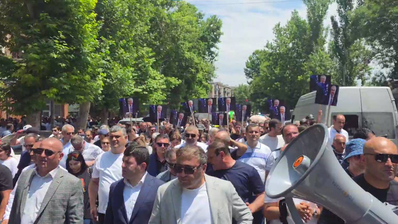 В Армении проходит масштабное шествие в поддержку арестованного Самвела Карапетяна