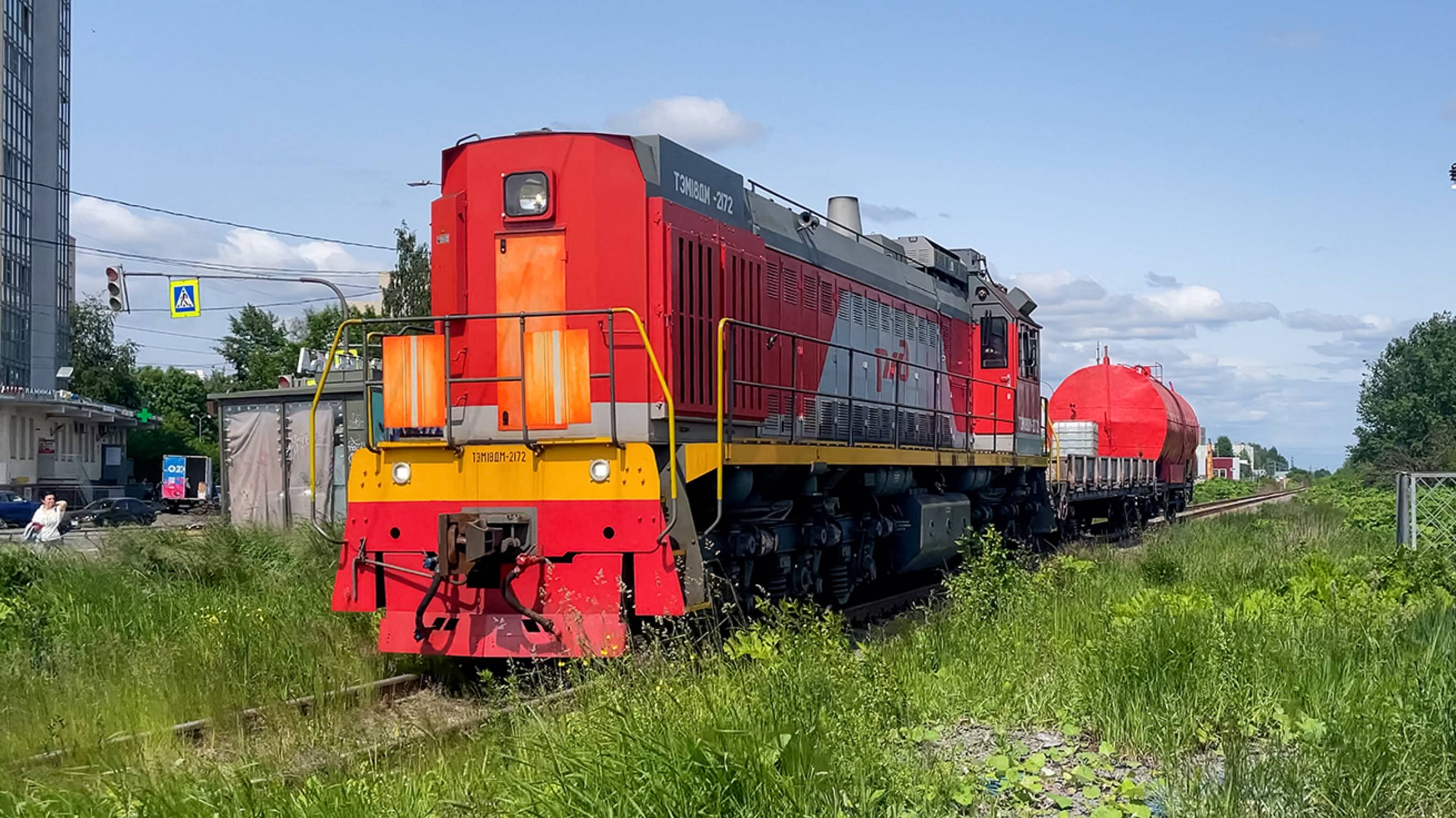 Тепловоз 2ТЭ25КМ-0451 с грузовым поездом