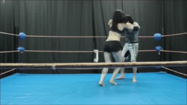 Девушка мастерски бросает здорового парня на ринге