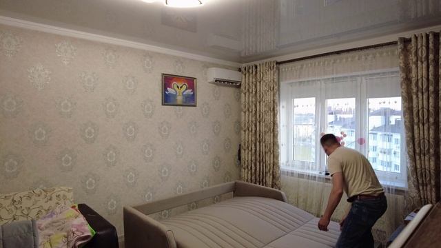 диван,дельфины и закат