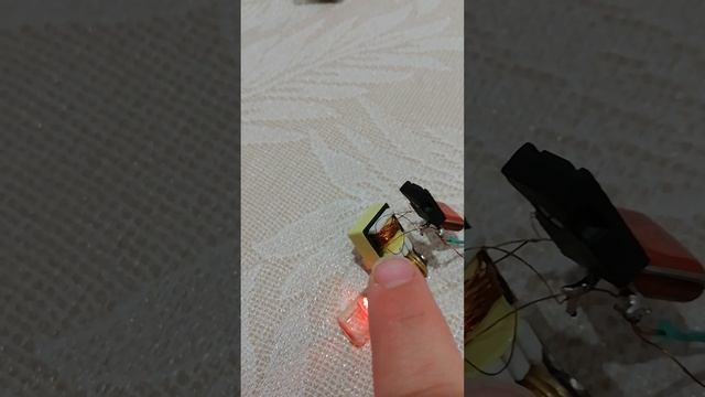 Как зажечь неоновую лампу от 3 вольт.