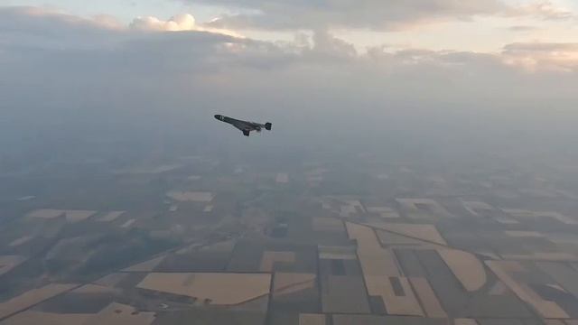 Украинский военный вертолет пытается сбить беспилотник «Герань», летящий к цели.