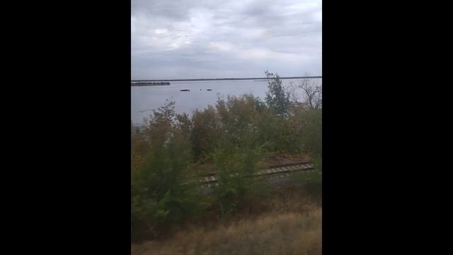 Вид из окна поезда #4. Саратов. Волга