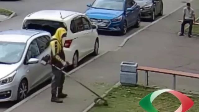 Фобия для водителей: в Нижнекамске газонокосильщик умудрился выбить сразу несколько стёкол у машин
