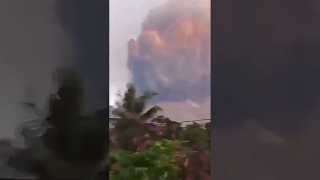 В Индонезии извергся вулкан: над островом Флорес.