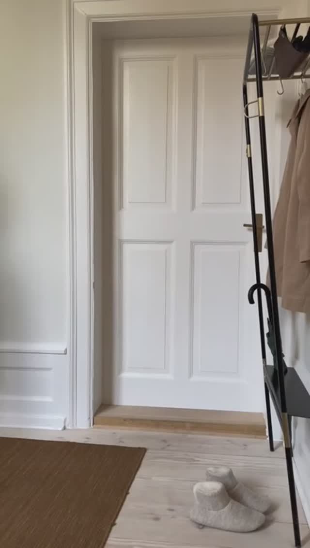 Напольная вешалка Lean On Me Clothes Rack в интерьере
