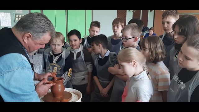 Софринская гончарная мастерская приехала в школу в Братовщину.