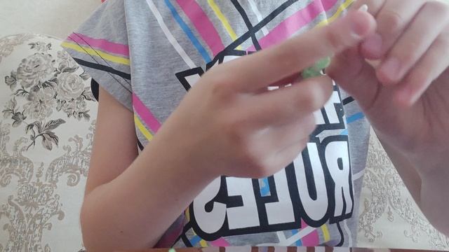 1000065087.mp4 видео про плетение из резинок клевер на крючке