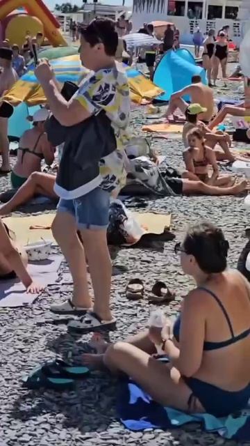 В Анапе Наблюдается Высокий Наплыв Туристов — Пляжи Переполнены Отдыхающими.