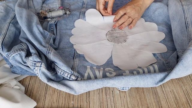 А как Вам такой способ декора? Не спешите выкидывать старую джинсовую куртку стиль DIY denim jacket