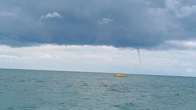 Смерчи в Лазаревском сегодня 23 июня 2025, смерчи над морем, пляж Касабланка Лазаревское сегодня