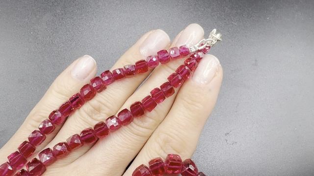 Колье с натуральной розовой шпинелью Длина нити 46-47 см Бусины от 6-7 до 4 мм ШПИ025