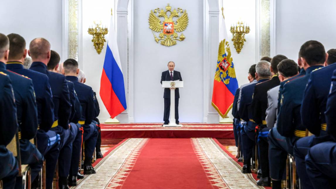 «Сражаемся за будущее»: Путин встретился с выпускниками военных вузов