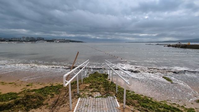 Геленджик Обстановка на центральном пляже после ливня 23 июня 2025 года