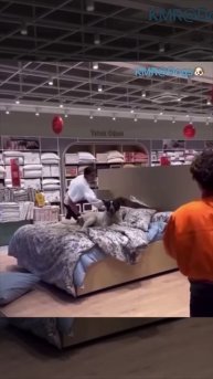 Примеряются, наверное, покупать будут💵😂