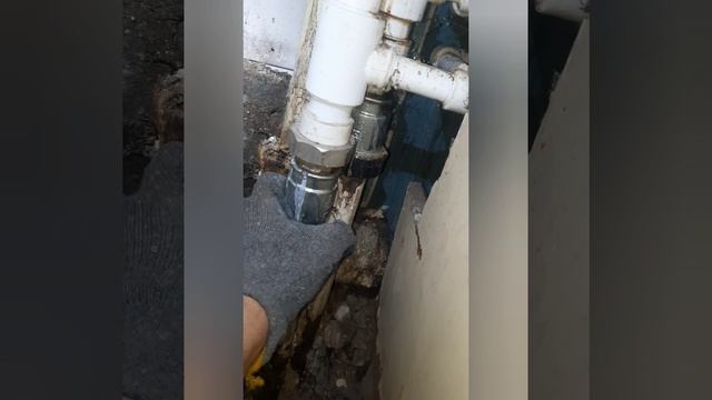 Замена трубы горячего водоснабжения .