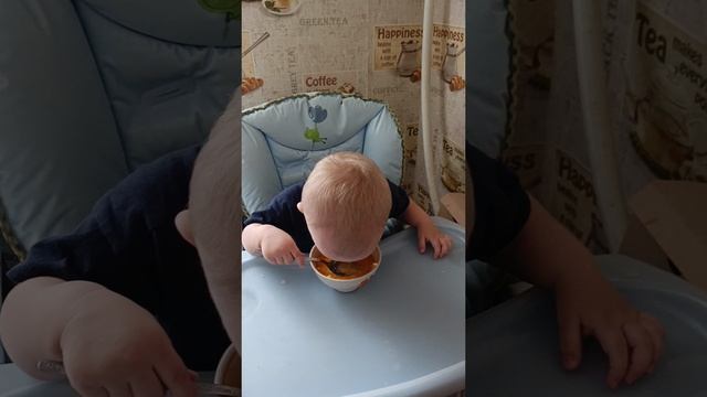 Как малыш кушает