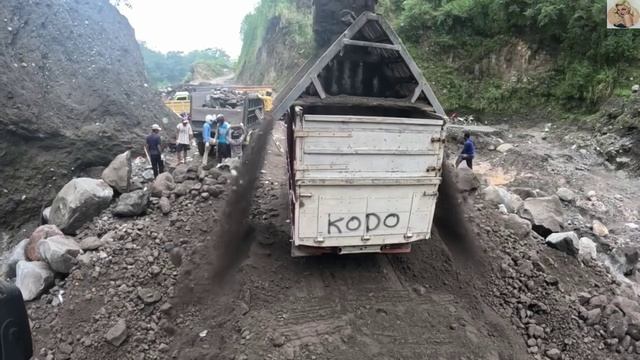 Строительство, экскаватор копает чёрный песок