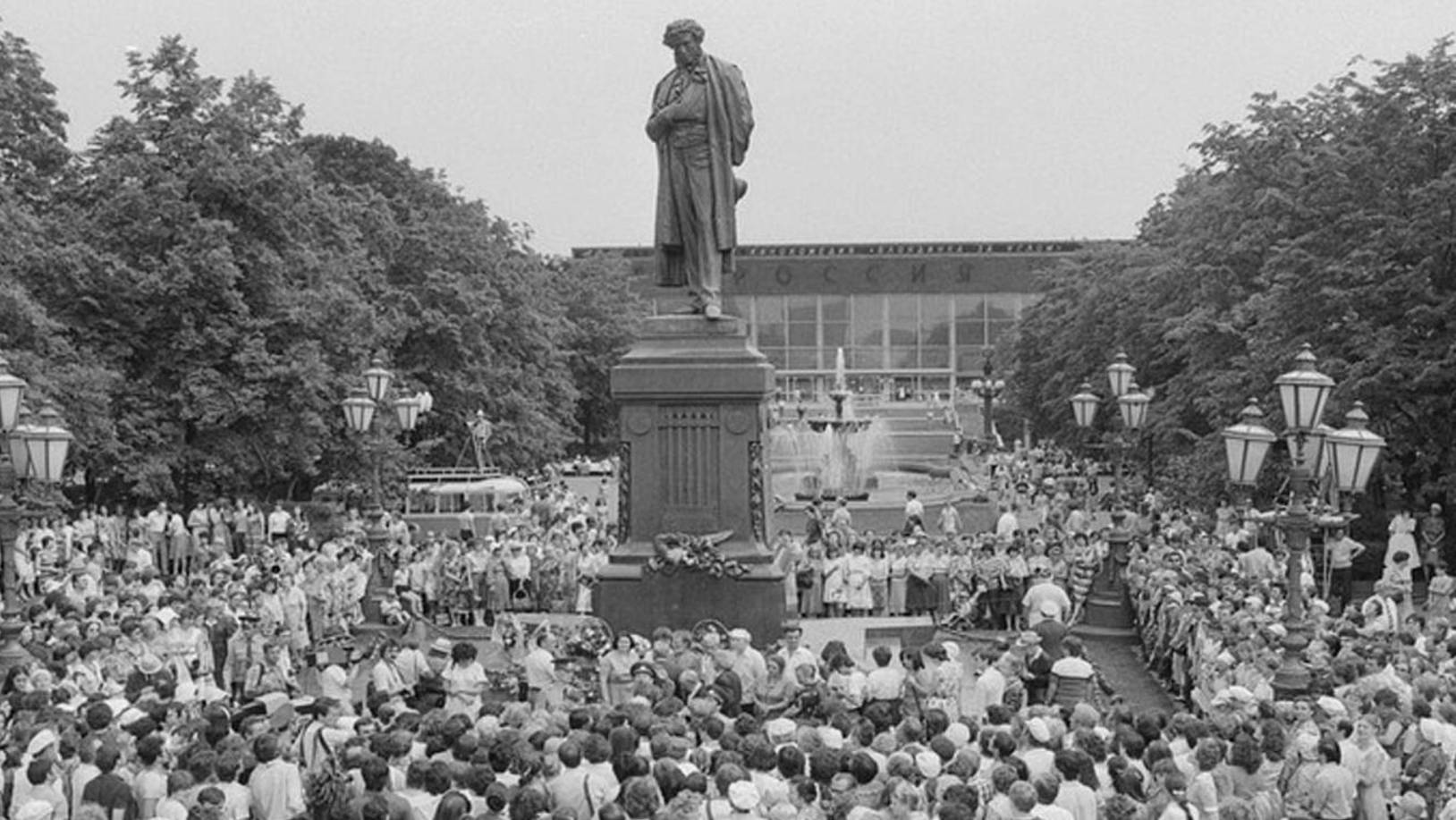 В Москве состоялся первый Пушкинский праздник. Открытие памятника Александру Пушкину в Москве