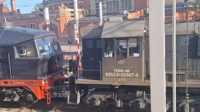 Тепловоз ТЭ109 232-53 с перегоняемым тепловозом ТЭМ2-88