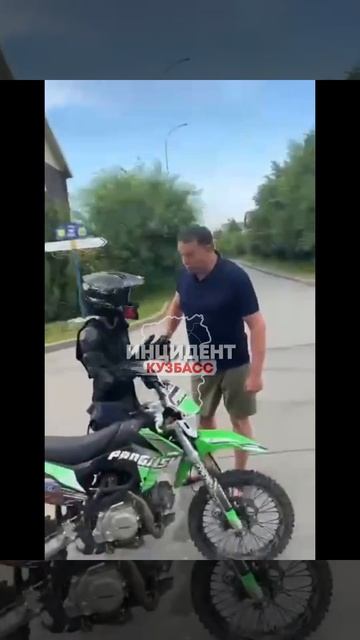 Взрослый vs. Дети на мотоциклах – Кто прав?