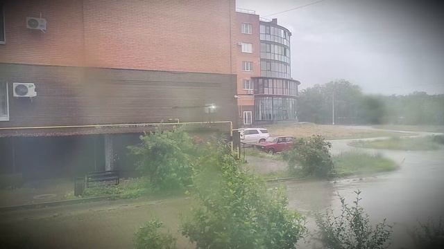 Дождь за окном в slow motion