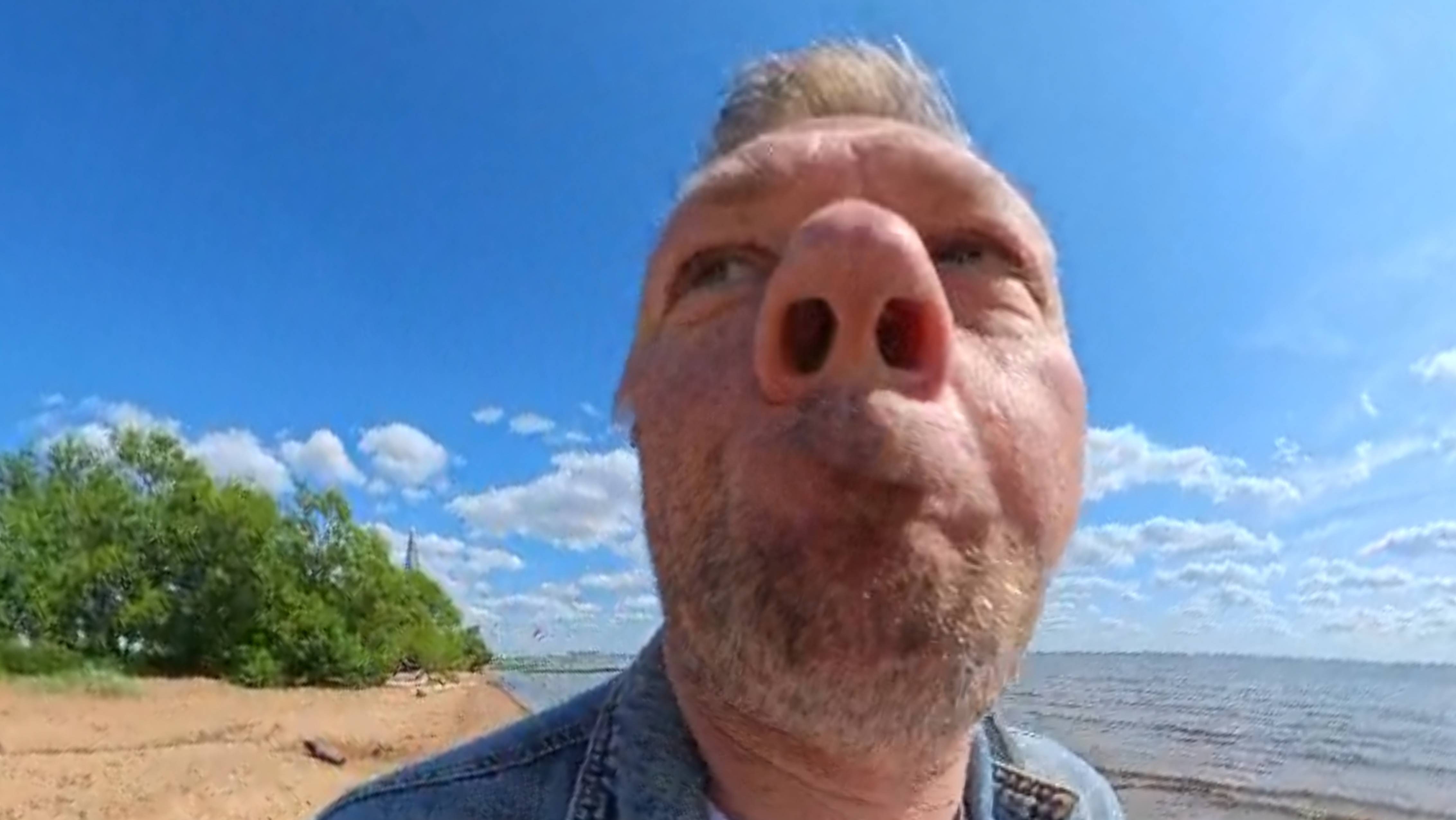 Весело весело пробежим по берегу.