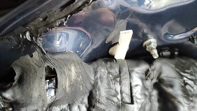 Демонтаж шумоизоляции с задних крыльев, задних дверей и находки, продолжение Toyota Sienna 2018