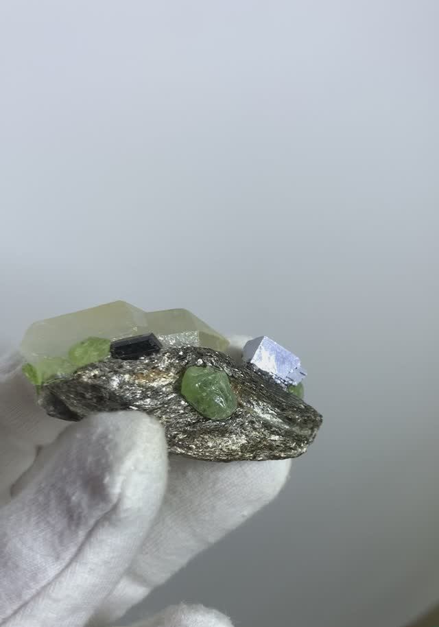 Композиция из камней и кристаллов