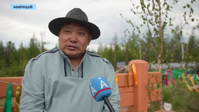 Обряд «алгыс» помог развеять тучи на праздновании якутского праздника Ысыах в Мирном