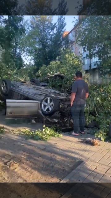 Лег на крышу: вчера на Чкаловском перевернулся автомобиль.