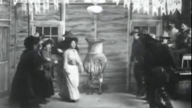 🎬 Финальная часть фильма «The Great Train Robbery» (1903) — кульминация первого в истории вестерна