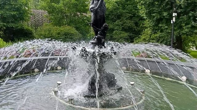 Отдыхаю у красивого фонтана  "Девушка с кувшином" 1937г.  Парк Горького Москва. вечером с подсветкой
