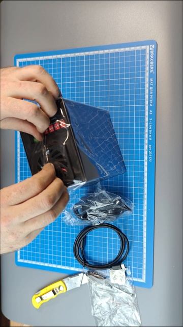 Что то похожее на Док станцию, Только закрытого типа, НЕДОРОГАЯ на два HDD.