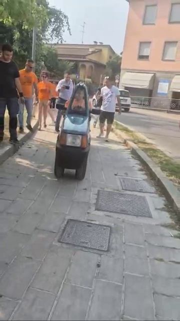 Итальянец сделал самую узкую машину в мире.