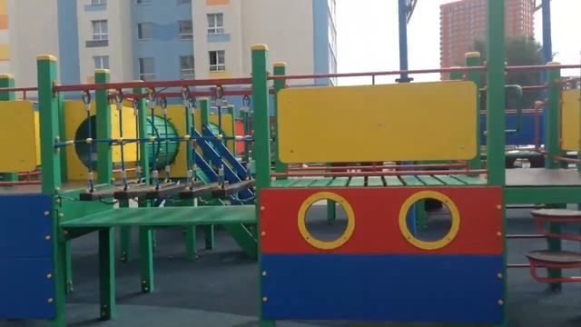 ДЕТСКАЯ ПЛОЩАДКА С ФОНТАНОМ.НОВОСТРОЙКИ В НОВОСИБИРСКЕ
