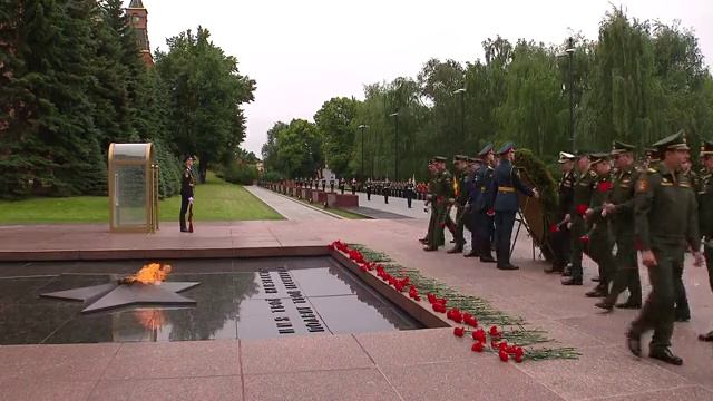 лидер российского🇷🇺государства. Владимир Владимирович Путин день памяти и скорби. возложил. венок.