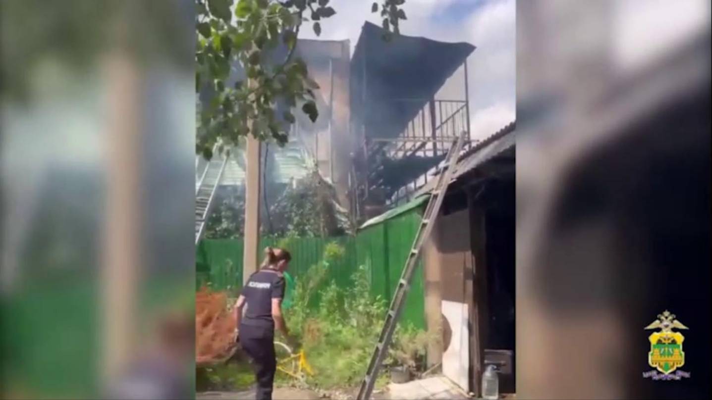 В Абинском районе участковый спас женщину из горящего дома