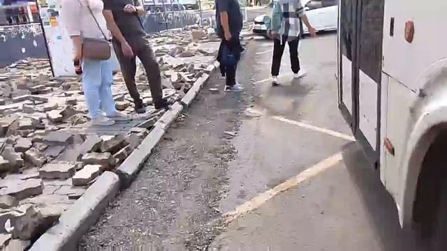 Как пройти?: на Привокзальной площади разобрали тротуар, но безопасного обхода для пешеходов нет.
