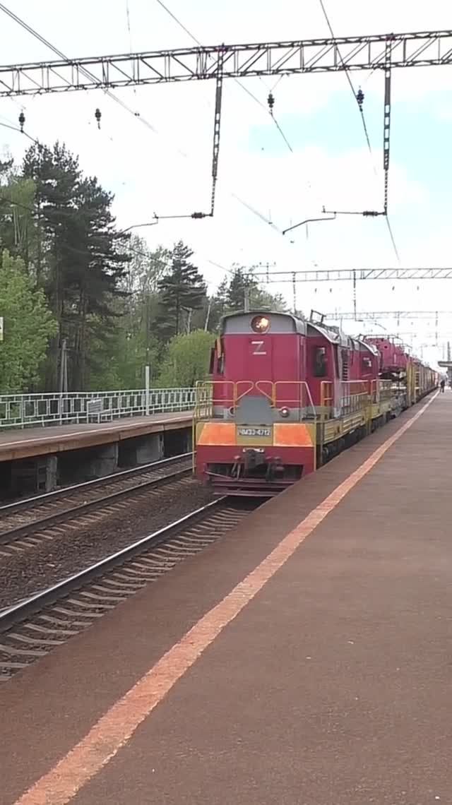 Маневровые тепловозы ЧМЭ3-4712 (ТЧЭ-6)/ЧМЭ3-4434 (ТЧЭ-6) с путеукладочным поездом № 83ХХ.