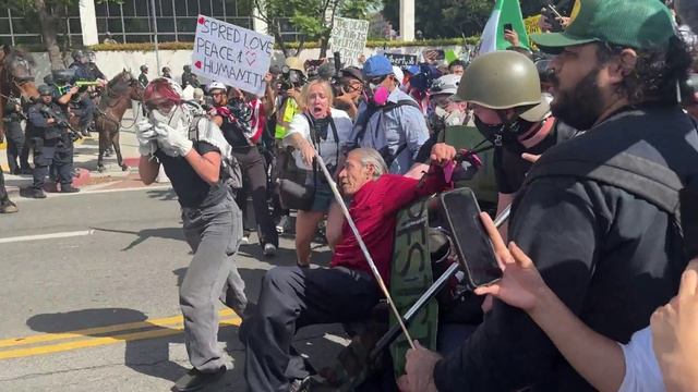 На видео можно заметить как безоружного гражданина США полицейский лупит палкой