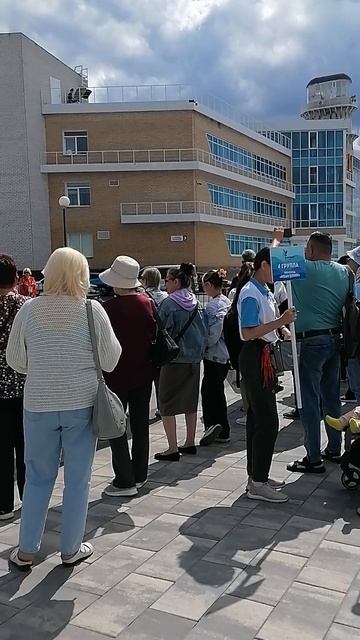 туристы в Чебоксарах смотрят Чувашский концерт