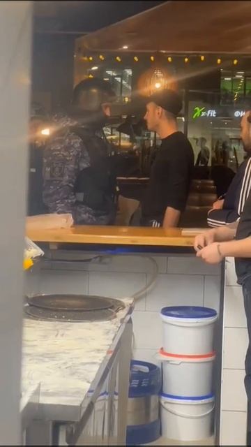 Скрутили неадыквата в кафе