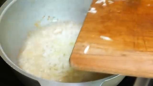 Рис с курицей бёдрышками в одной сковороде на всю семью. Простой рецепт и вкусное блюдо.