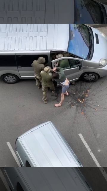 Бабка с банкой солений нанесла высокоточный,осколочно-фугасный удар по людоловам,обеспечив ретираду